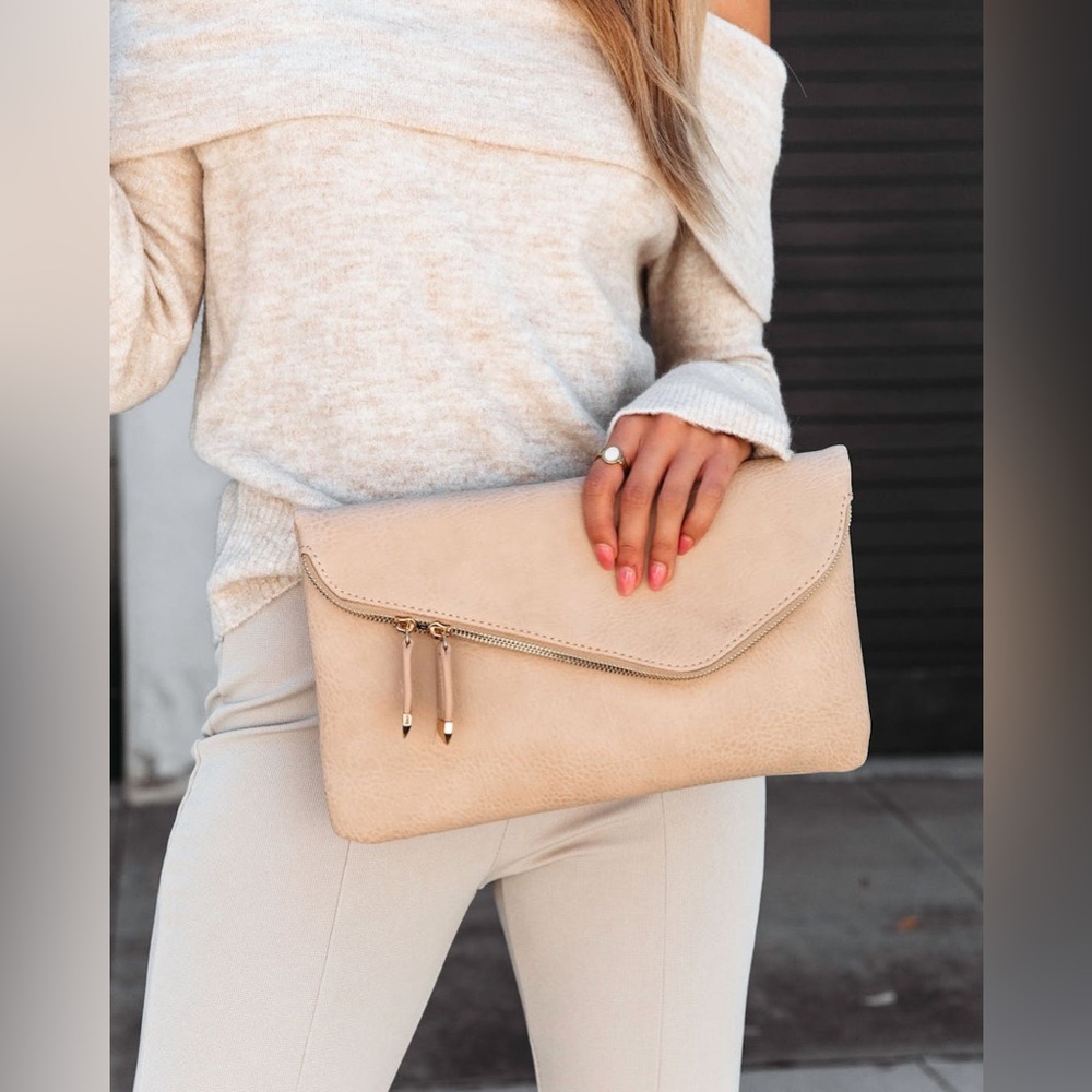 VICI STELLA CROSSBODY ENVELOPE ZIP CLUTCH - NATURAL